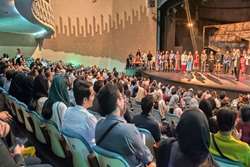 اجرای نمایش ذرات آشوب با حضور پرشور دانشجویان دانشگاه علوم پزشکی تهران